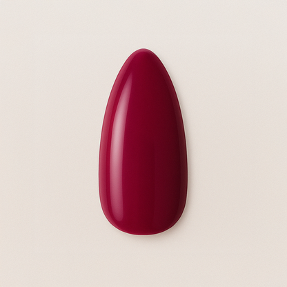 Bärig nyans – Elegant färg som balanserar mellan djup vinröd och klassisk fuchsia / polygel – Högpigmenterat UV/LED-material för salonger – Nagelfärgvisning (nail swatch)