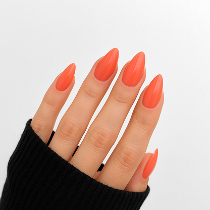 Citrus Flame – Korallorange / livfull orange gellack / gel polish på modellhand – Salongskvalitet UV/LED-nagellack – Mandel-formade naglar