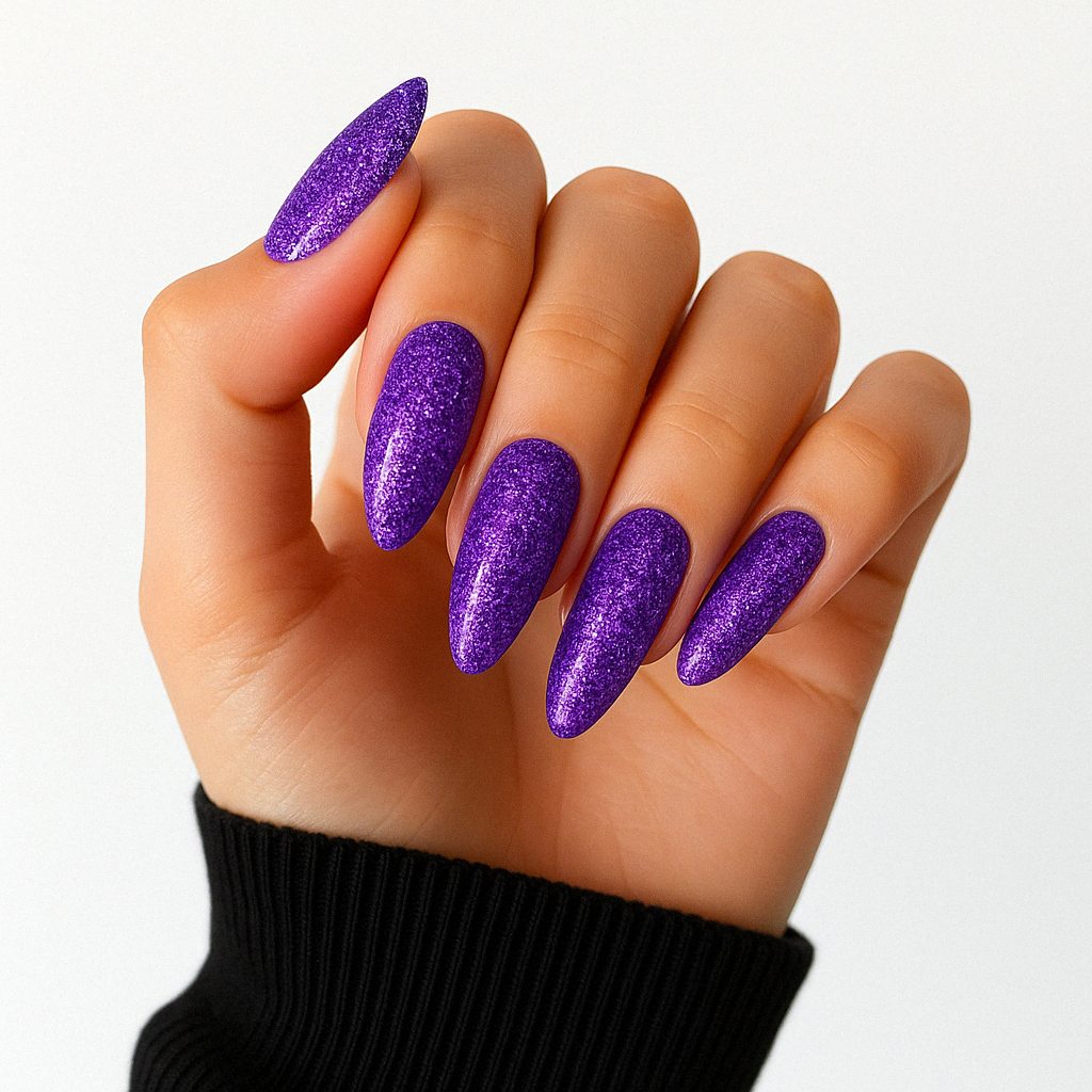 Cosmic Crush – Glittrigt lila / livfullt violett gellack / gel polish på modellhand – Salongskvalitet UV/LED-nagellack – Mandel-formade naglar