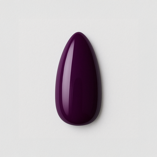 Plommonlila – Djup, mörk plommonlila nyans med elegant glans / polygel – Högpigmenterat UV/LED-material för salonger – Nagelfärgvisning (nail swatch)