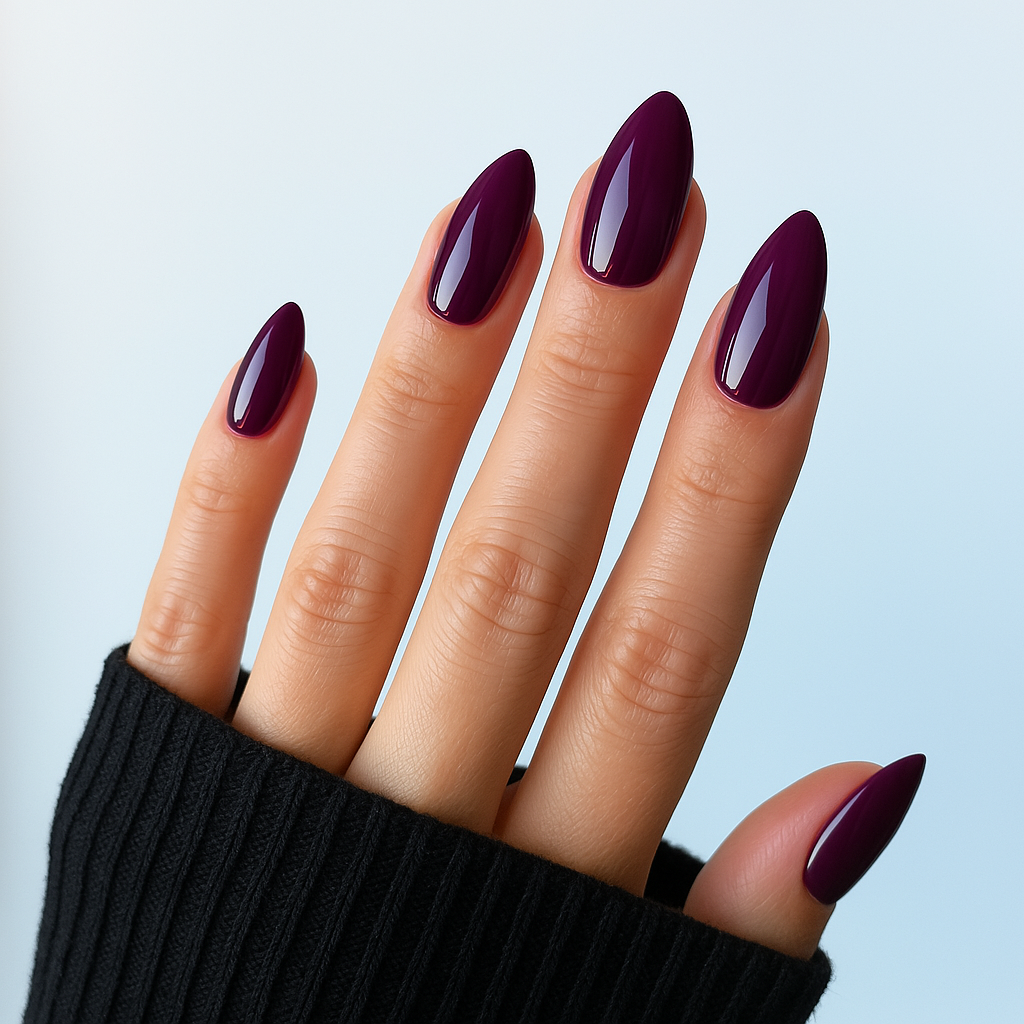 Plommonlila – Djup, mörk plommonlila nyans med elegant glans / polygel på modellhand – Salongskvalitet UV/LED-polygel – Mandel-formade naglar