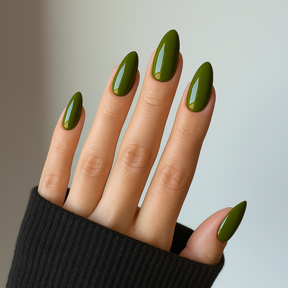 Olivgrön – Djup olivgrön nyans med krämig glans / polygel på modellhand – Salongskvalitet UV/LED-polygel – Mandel-formade naglar