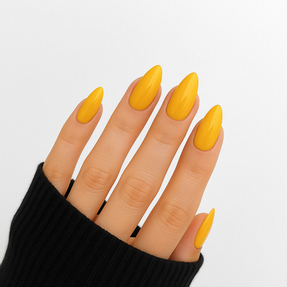 Gul – Djup, solig gul nyans med blank finish / polygel på modellhand – Salongskvalitet UV/LED-polygel – Mandel-formade naglar