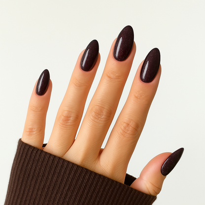 Djupt svart – Djupt svart nyans med subtilt skimrande glitter / polygel på modellhand – Salongskvalitet UV/LED-polygel – Mandel-formade naglar