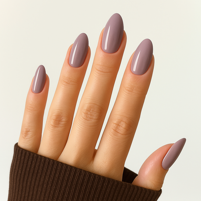 Dusty Mauve – Dimmauve / mjukt lila-grått gellack / gel polish på modellhand – Salongskvalitet UV/LED-nagellack – Mandel-formade naglar