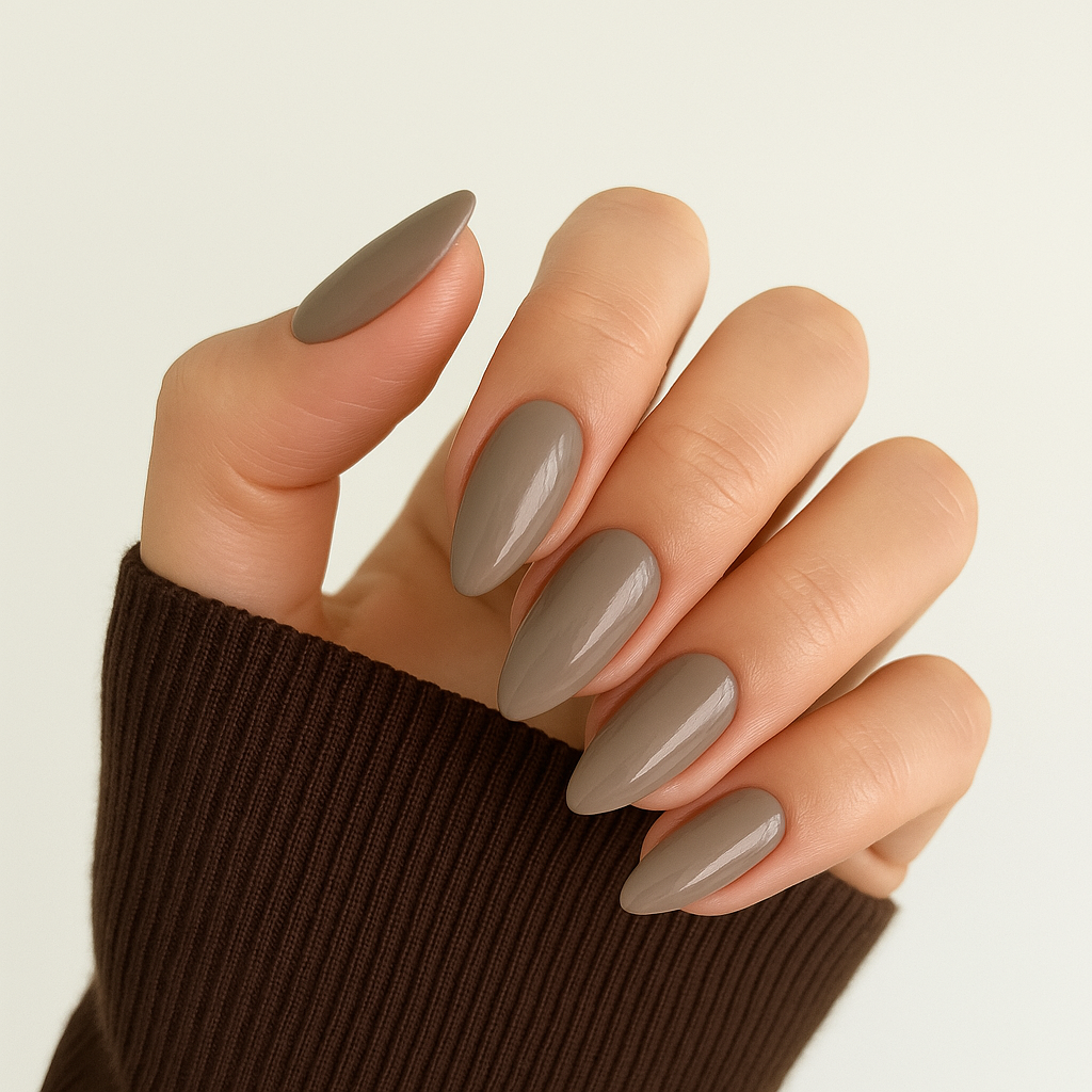 Dusty Taupe – Dammig taupe / neutralbrun gellack / gel polish på modellhand – Salongskvalitet UV/LED-nagellack – Mandel-formade naglar