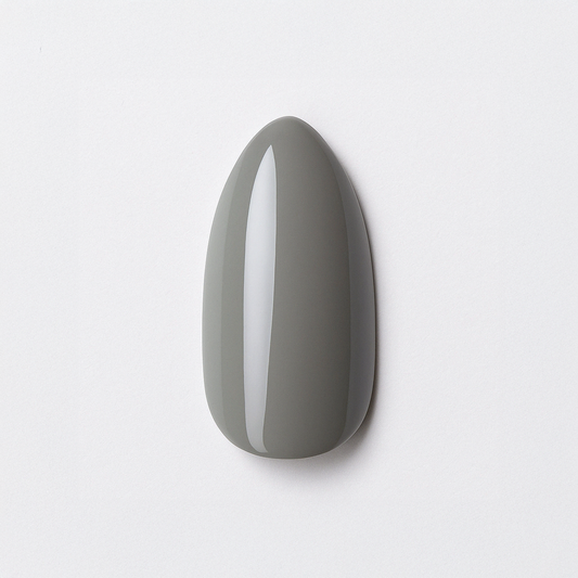 Mellan­grå – Elegant mellan­grå nyans med krämig finish / polygel – Högpigmenterat UV/LED-material för salonger – Nagelfärgvisning (nail swatch)