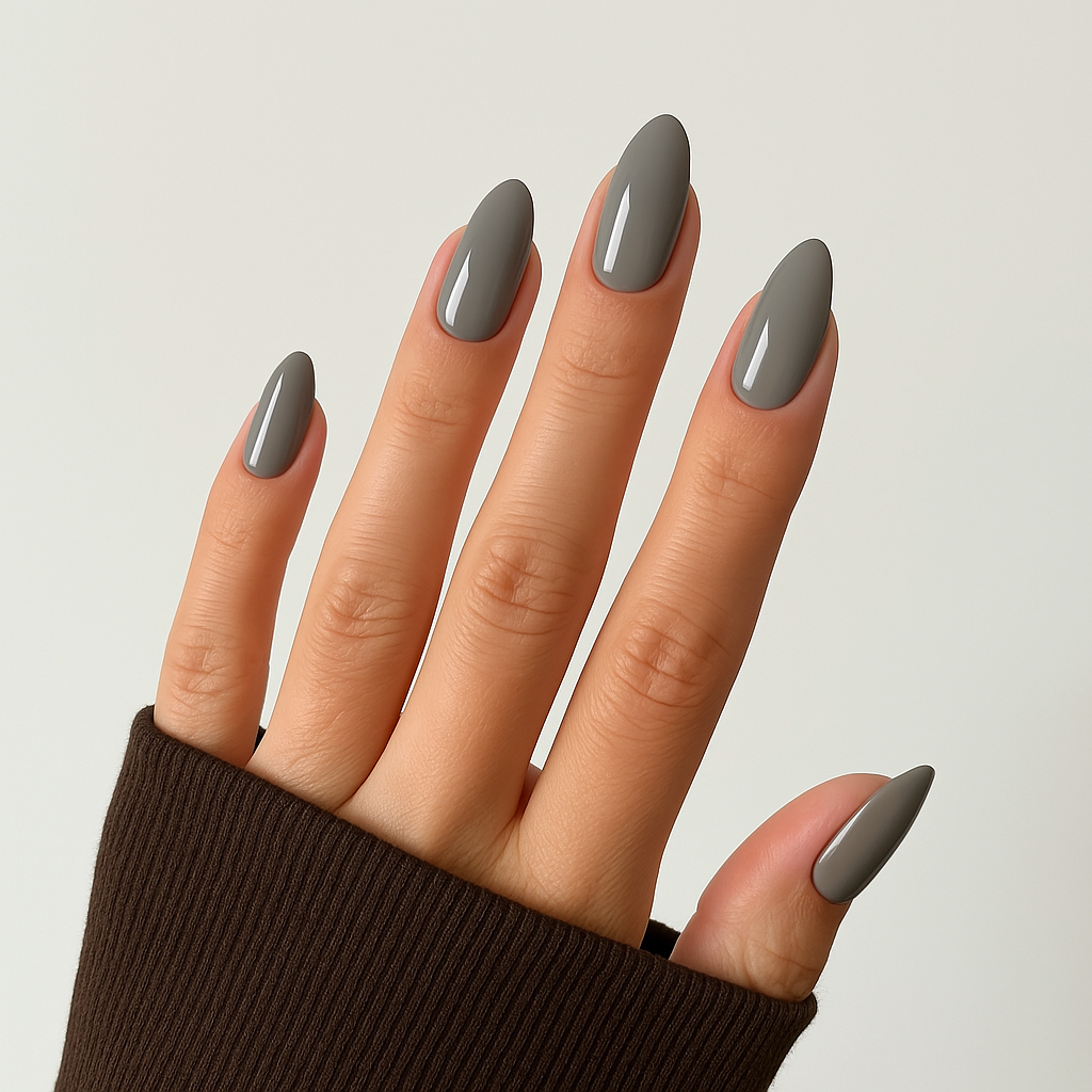Mellan­grå – Elegant mellan­grå nyans med krämig finish / polygel på modellhand – Salongskvalitet UV/LED-polygel – Mandel-formade naglar