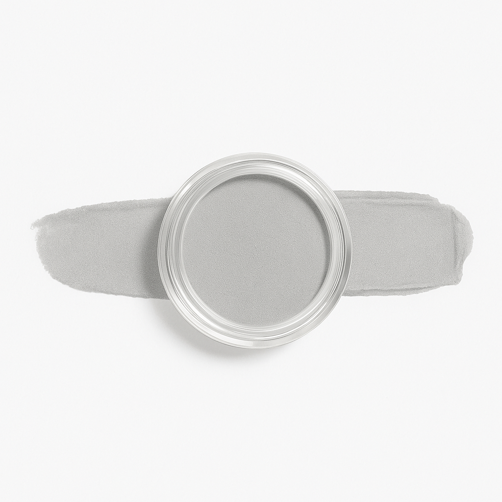 Grå – Frostbite – Mjuk grå nyans med en subtil, kall underton som ger en industriell känsla åt manikyren / dipping-pulver-powder-akryl-pulver – Högpigmenterat material för salonger – Nagelfärgvisning (nail swatch)