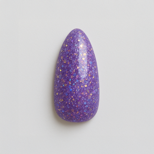 Ljuslila – Glittrande ljuslila nyans med finstämda glitterreflexer / polygel – Högpigmenterat UV/LED-material för salonger – Nagelfärgvisning (nail swatch)