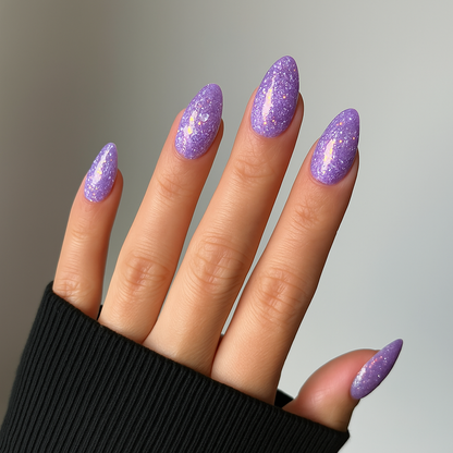 Ljuslila – Glittrande ljuslila nyans med finstämda glitterreflexer / polygel på modellhand – Salongskvalitet UV/LED-polygel – Mandel-formade naglar