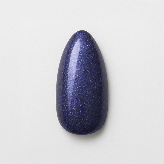 Mörkblå – Glittrande mörkblå nyans med djup, mystiskt skimmer / polygel – Högpigmenterat UV/LED-material för salonger – Nagelfärgvisning (nail swatch)