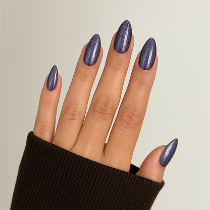 Mörkblå – Glittrande mörkblå nyans med djup, mystiskt skimmer / polygel på modellhand – Salongskvalitet UV/LED-polygel – Mandel-formade naglar