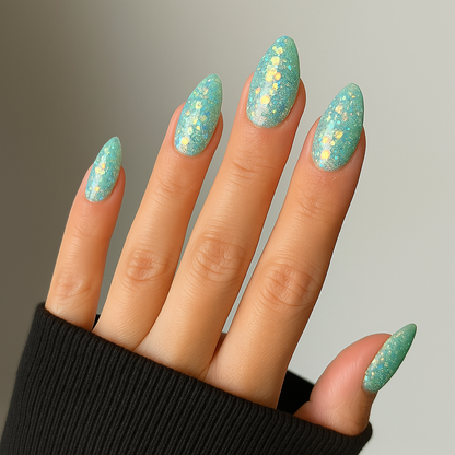 Glittrande teal – Djup havston med skimrande glitterreflexer / polygel på modellhand – Salongskvalitet UV/LED-polygel – Mandel-formade naglar
