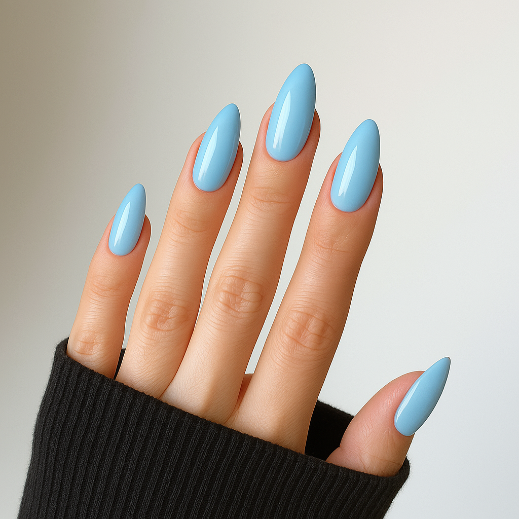 Himmelsblå – Klar himmelsblå nyans som för tankarna till soliga dagar och frisk havsbris / polygel på modellhand – Salongskvalitet UV/LED-polygel – Mandel-formade naglar