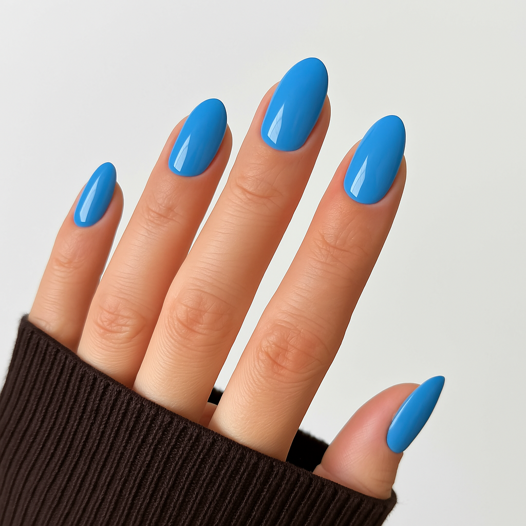 Himmelsblå – Klar himmelsblå nyans med slät, glansig finish / polygel på modellhand – Salongskvalitet UV/LED-polygel – Mandel-formade naglar