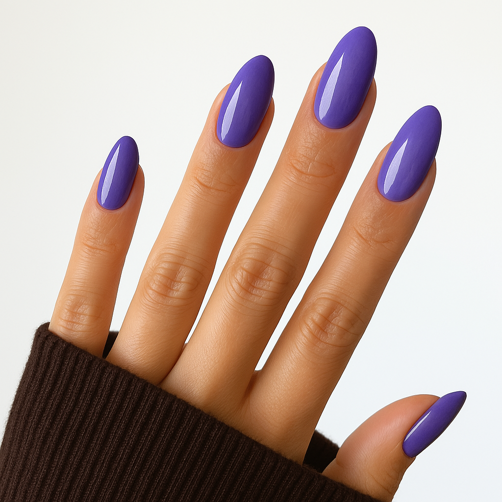 Lila – Klar och livfull lila nyans med subtil glans / polygel på modellhand – Salongskvalitet UV/LED-polygel – Mandel-formade naglar