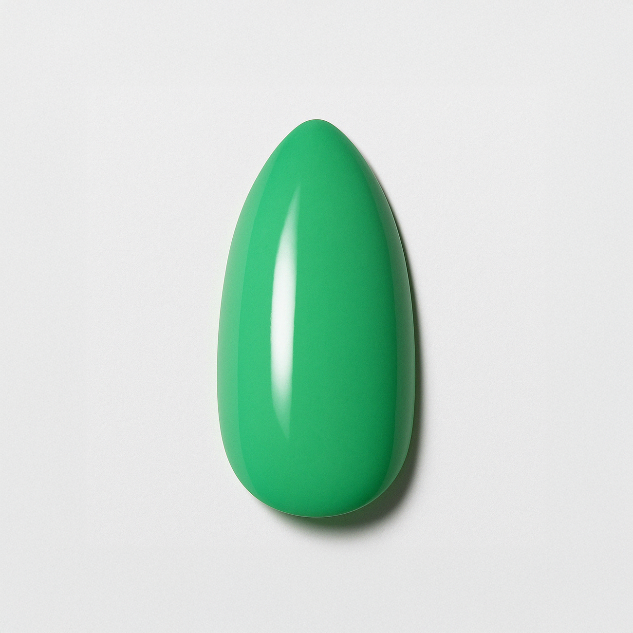 Smaragdgrön – Klar smaragdgrön nyans med livlig finish / polygel – Högpigmenterat UV/LED-material för salonger – Nagelfärgvisning (nail swatch)