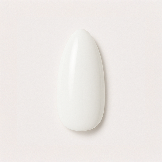 Mjölkvit – Klassisk mjölkvit nyans med silkeslen glans / polygel – Högpigmenterat UV/LED-material för salonger – Nagelfärgvisning (nail swatch)