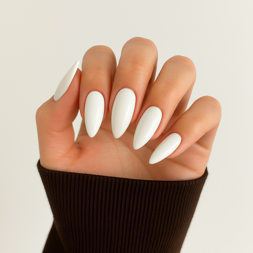 Mjölkvit – Klassisk mjölkvit nyans med silkeslen glans / polygel på modellhand – Salongskvalitet UV/LED-polygel – Mandel-formade naglar