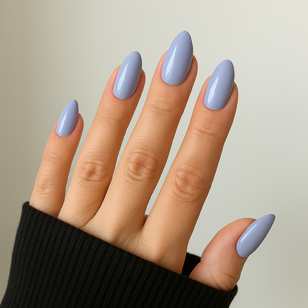 Lavender Shimmer – Ljuslila med skimmer / skimrande gellack / gel polish på modellhand – Salongskvalitet UV/LED-nagellack – Mandel-formade naglar