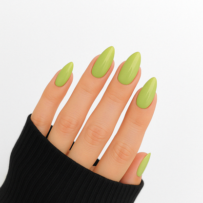 Grön – Livlig och klar grön nyans med blank finish / polygel på modellhand – Salongskvalitet UV/LED-polygel – Mandel-formade naglar