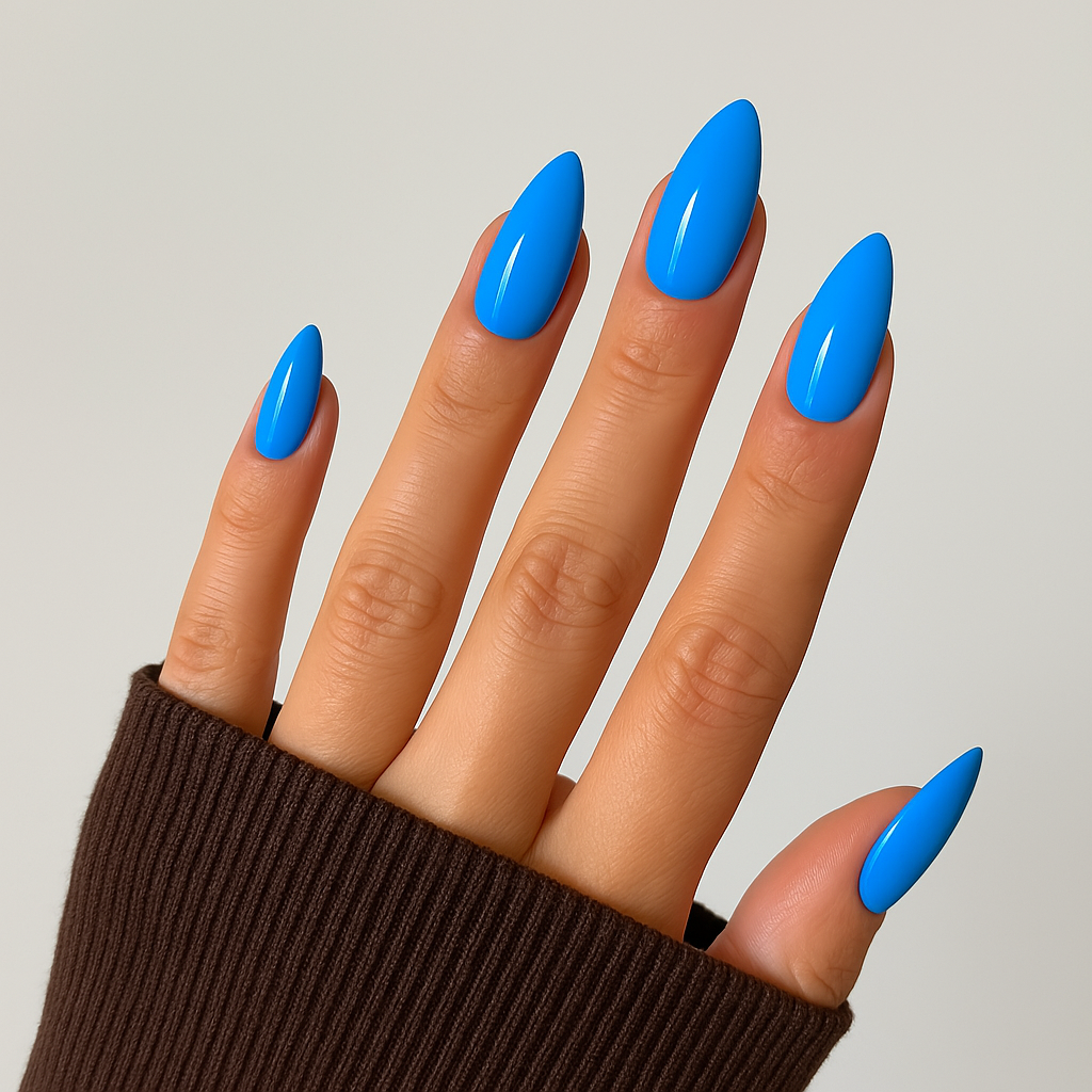 Himmelsblå – Livlig himmelsblå nyans med glansig finish / polygel på modellhand – Salongskvalitet UV/LED-polygel – Mandel-formade naglar