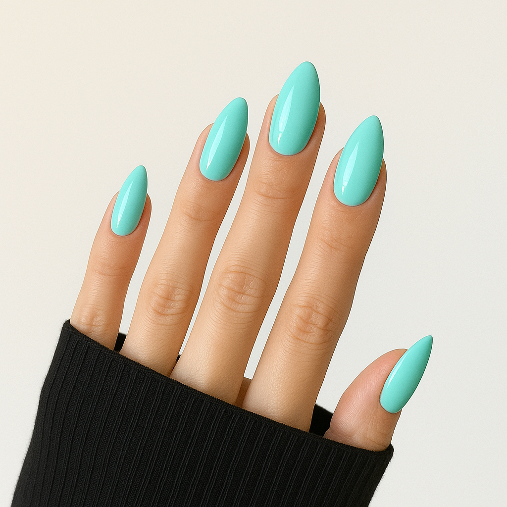 Turkos – Livlig turkos nyans med glansig finish / polygel på modellhand – Salongskvalitet UV/LED-polygel – Mandel-formade naglar