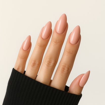 Beige – Ljus beige nyans med persikoton / polygel på modellhand – Salongskvalitet UV/LED-polygel – Mandel-formade naglar