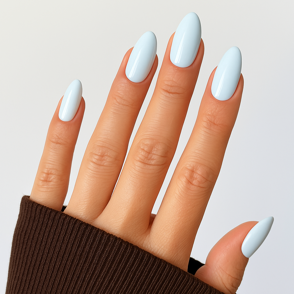 Dimblå – Ljus, dimblå nyans med mjuk glans / polygel på modellhand – Salongskvalitet UV/LED-polygel – Mandel-formade naglar