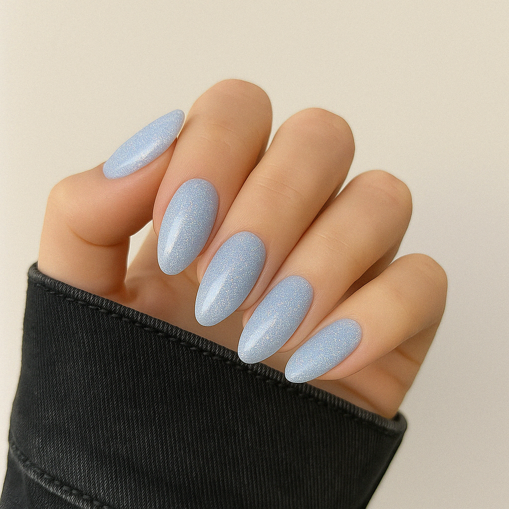 Pastellblå – Ljus pastellblå nyans med holografiskt glitter / polygel på modellhand – Salongskvalitet UV/LED-polygel – Mandel-formade naglar