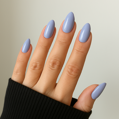 Ljusblågrå – Ljusblågrå nyans med subtil grå underton / polygel på modellhand – Salongskvalitet UV/LED-polygel – Mandel-formade naglar