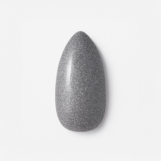 Mellangrå – Elegant mellangrå nyans med intensivt silverglitter / polygel – Högpigmenterat UV/LED-material för salonger – Nagelfärgvisning (nail swatch)
