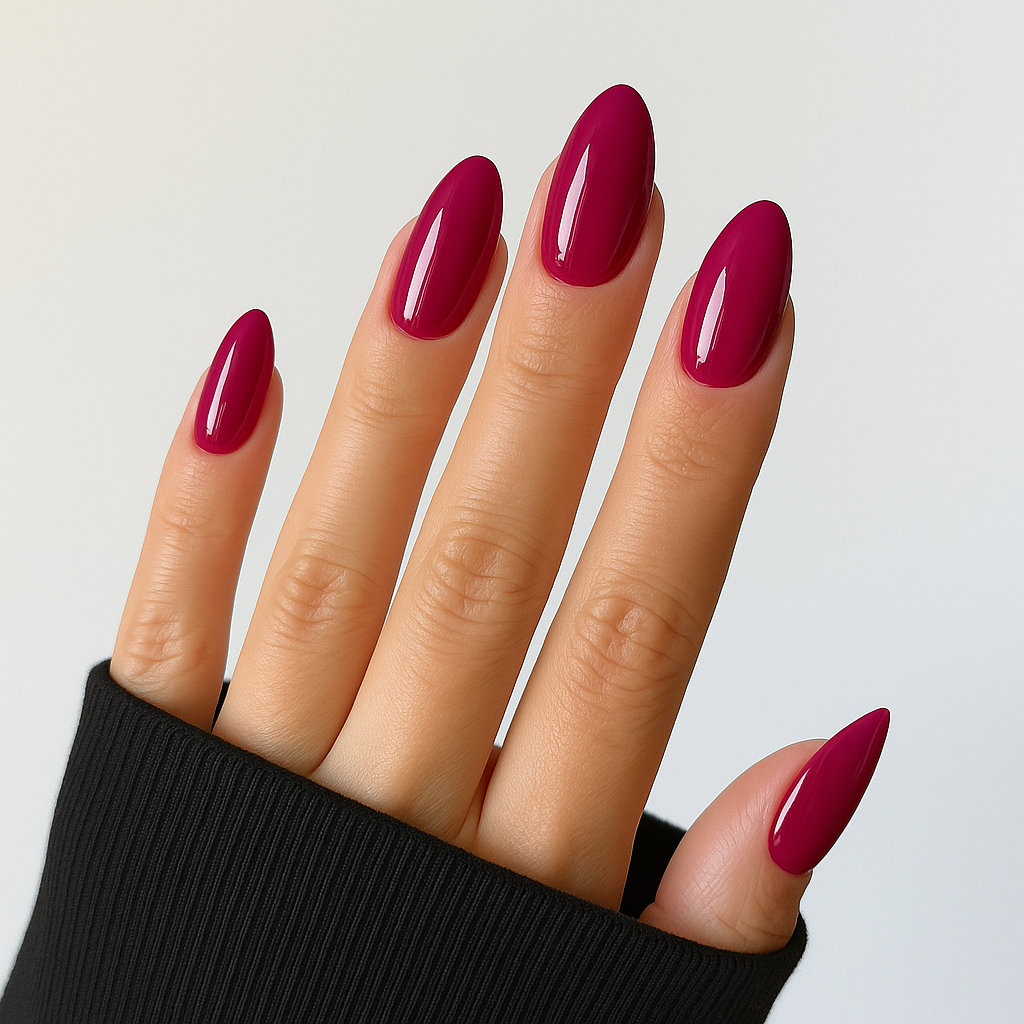 Pinot-röd – Merlot – Rich pinot-red shade on model's hand, exuding sophistication and glamour / dipping-pulver-powder-akryl-pulver – Salongskvalitet material – Mandel-formade naglar