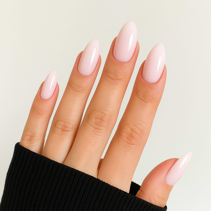 Milky Pink – Babyrosa gellack / gel polish på modellhand – Salongskvalitet UV/LED-nagellack – Mandel-formade naglar
