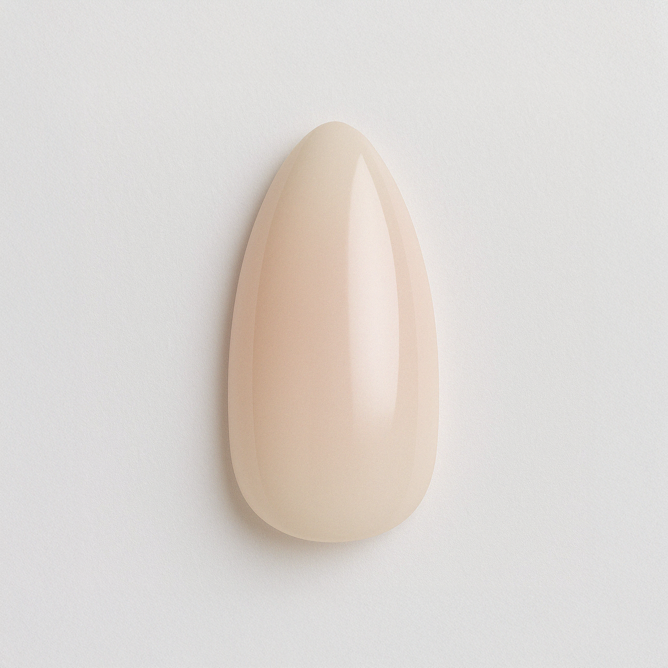 Beige – Mjölkig, ljus beige nyans med lätt transparent finish / polygel – Högpigmenterat UV/LED-material för salonger – Nagelfärgvisning (nail swatch)