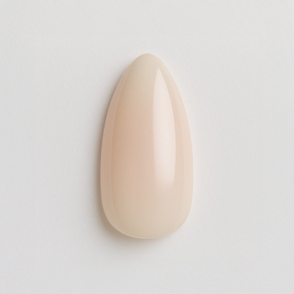 Beige – Mjölkig, ljus beige nyans med lätt transparent finish / polygel – Högpigmenterat UV/LED-material för salonger – Nagelfärgvisning (nail swatch)