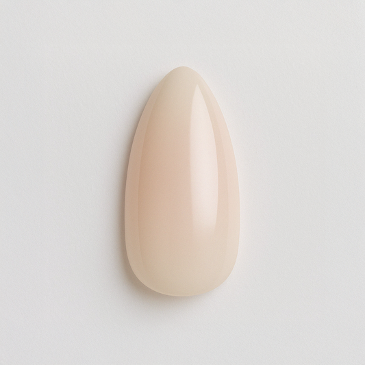 Beige – Mjölkig, ljus beige nyans med lätt transparent finish / polygel – Högpigmenterat UV/LED-material för salonger – Nagelfärgvisning (nail swatch)