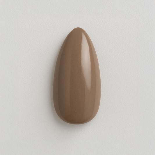 Chokladbrun – Mjuk, varm chokladbrun nyans med krämig finish / polygel – Högpigmenterat UV/LED-material för salonger – Nagelfärgvisning (nail swatch)

