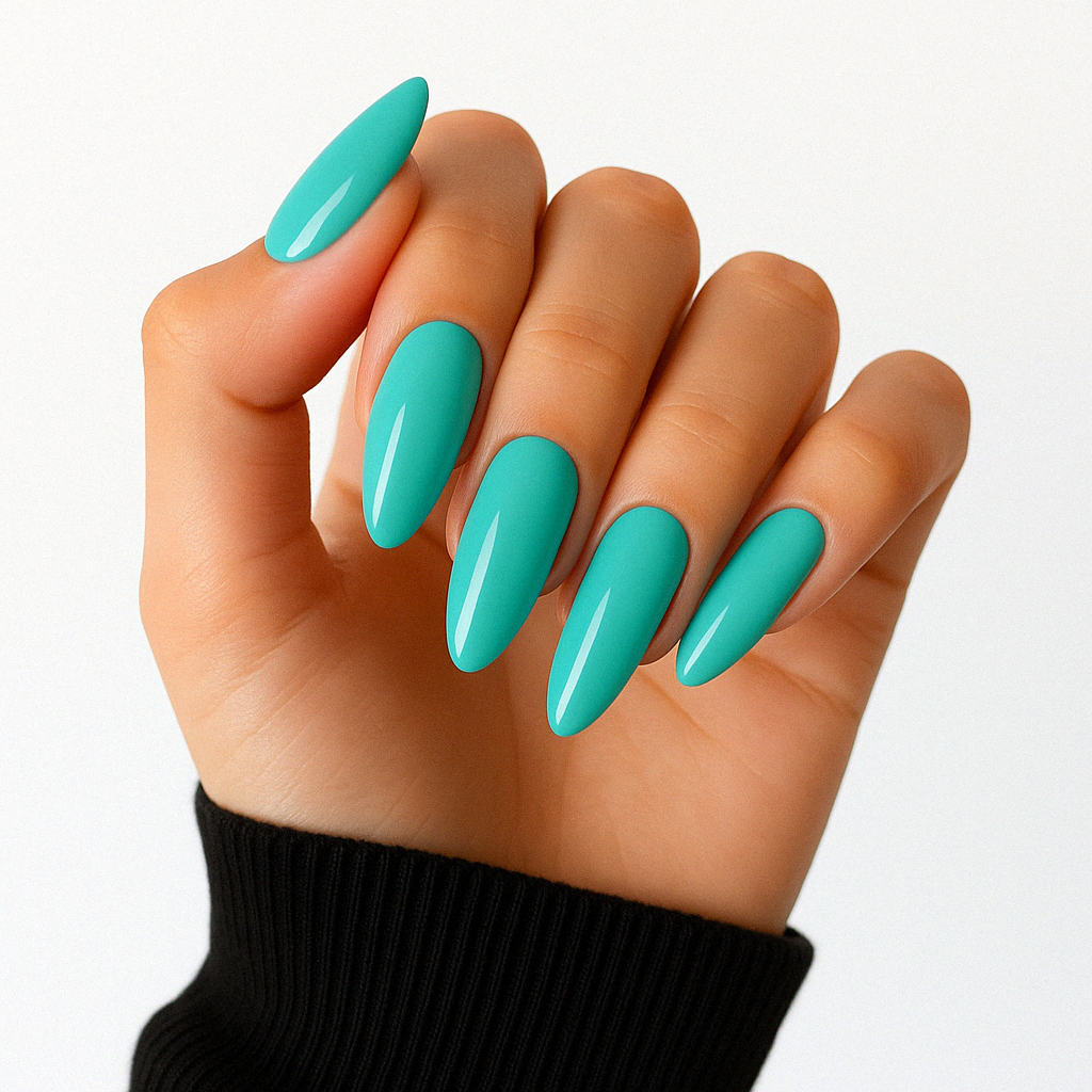 Mintblå – Mjuk mintblå nyans med blank finish / polygel på modellhand – Salongskvalitet UV/LED-polygel – Mandel-formade naglar