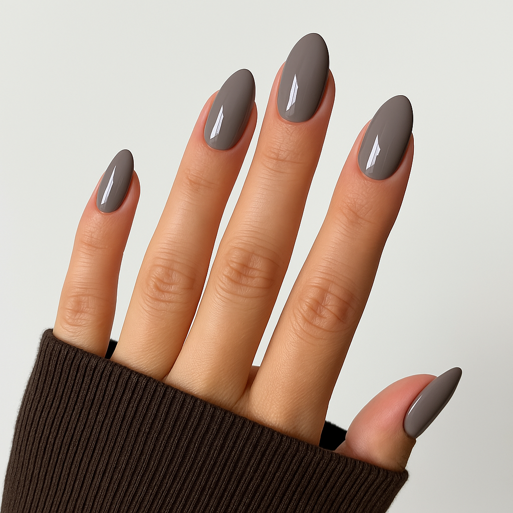 Mjuk taupe – Taupe med brungrå ton / polygel på modellhand – Salongskvalitet UV/LED-polygel – Mandel-formade naglar