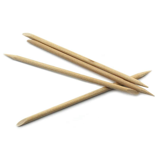 Nagelbandspinnar i trä – Cuticle Sticks för manikyr och pedikyr. Perfekta för att varsamt trycka tillbaka nagelband och rengöra nagelkanter. Ett grundläggande verktyg för salonger i Sverige.