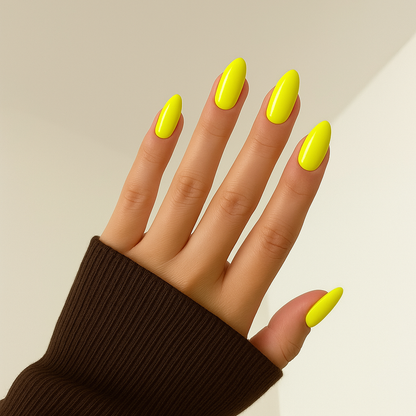 Neon Yellow – Neongul / gellack / gel polish på modellhand – Salongskvalitet UV/LED-nagellack – Mandel-formade naglar