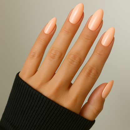 Persikorosa – Varm persikorosa nyans med silkeslen glans / polygel på modellhand – Salongskvalitet UV/LED-polygel – Mandel-formade naglar