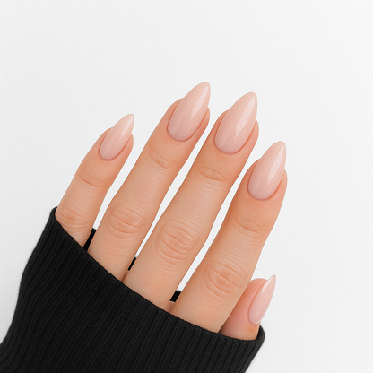 Pure – Semitransparent neutral med fint glitter / glittrigt gellack / gel polish på modellhand – Salongskvalitet UV/LED-nagellack – Mandel-formade naglar