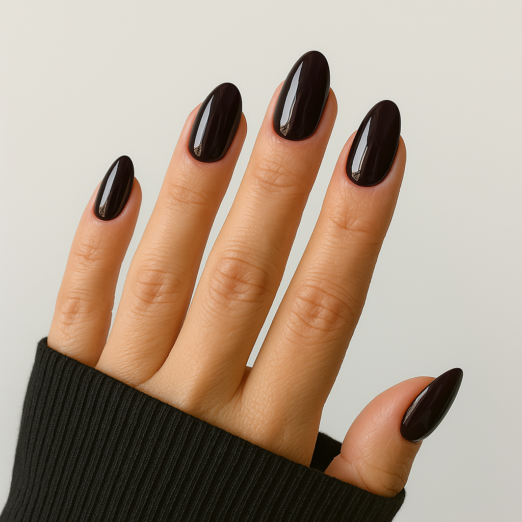 Raven – Svart / djupt svart gellack / gel polish på modellhand – Salongskvalitet UV/LED-nagellack – Mandel-formade naglar