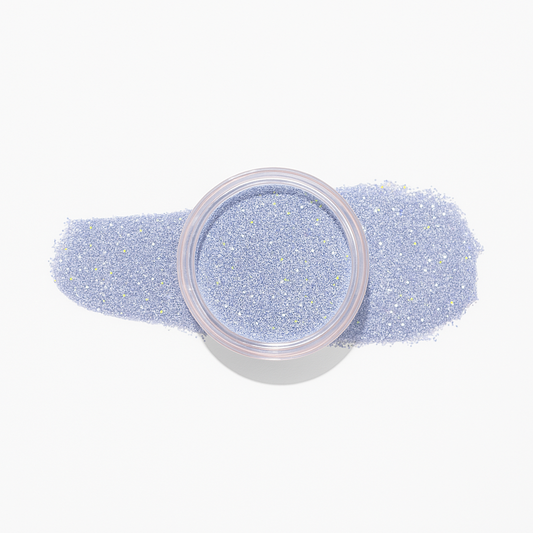 Glitterblå – Reverie – Isig glitterblå nyans som tillför en subtil gnistrande touch och skapar fantastiska och eleganta nageldesigner / dipping-pulver-powder-akryl-pulver – Högpigmenterat material för salonger – Nagelfärgvisning (nail swatch)