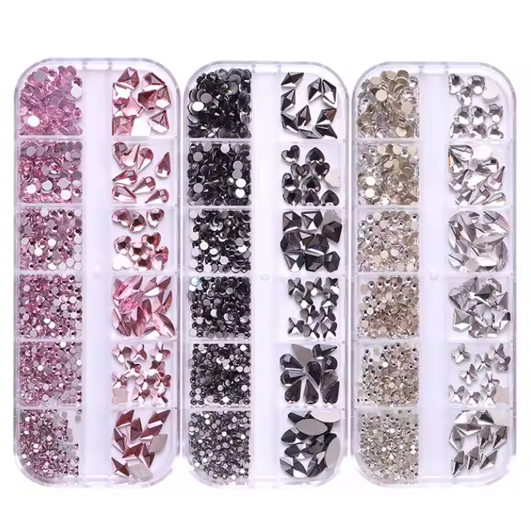 Rhinestones – Strass och nageldekorationer i olika former och färger. Perfekt för att skapa glittrande och kreativa nageldesigner. Ett måste för professionella salonger i Sverige.