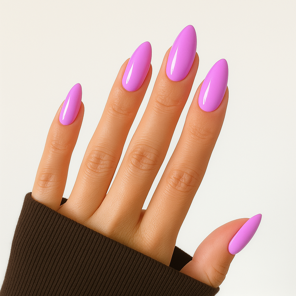 Rosa med lila undertoner – Livlig och lekfull rosa nyans med lila undertoner / polygel på modellhand – Salongskvalitet UV/LED-polygel – Mandel-formade naglar