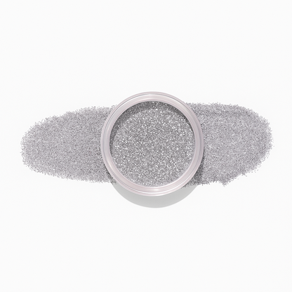 Silver – Ett slående silverglitter prytt med små, lila gnistor som vackert reflekterar ljuset / dipping-pulver-powder-akryl-pulver – Högpigmenterat material för salonger – Nagelfärgvisning (nail swatch)